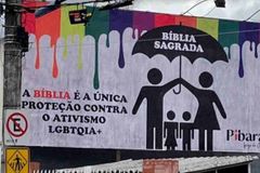 Igreja é obrigada pela Justiça a retirar outdoor contra ativismo LGBT