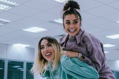 Isadora Pompeo e Julliany Souza lançam "Casinha Favorita"