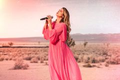 Aline Barros relembra "Deus do Impossível" em nova versão