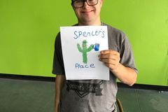 Bíblia inspira mulher a abrir cafeteria com funcionários deficientes: "Matemática de Deus"