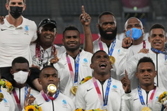 Equipe de rugby de Fiji canta louvor "Nós Vencemos" após ganhar ouro nas Olimpíadas