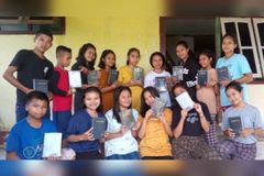 "Orávamos por Bíblias há muito tempo", diz missionário na Indonésia ao receber exemplares