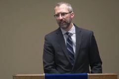 Terceiro pastor canadense é preso por realizar cultos durante a pandemia