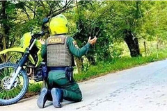 Policial se ajoelha para orar por proteção e comove: "Misericórdia"