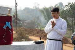 Cristãos cavam em terra seca e conseguem água: "Deus prometeu rios no deserto"