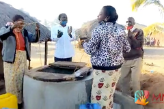 Comunidade na África agradece missionários por chegada de água potável