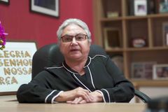 Deus é Amor proíbe mulheres de cortarem o cabelo ou fazerem sobrancelhas