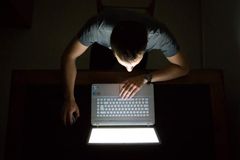 Estudo: acessar pornografia reduz chances de ser feliz no casamento | Notícias Gospel