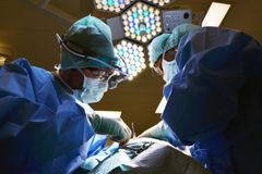 Nova regra de Biden pode obrigar médicos cristãos a realizar abortos