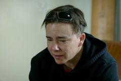 Mãe chora ao perder a custódia da filha de 12 anos por negar que ela é trans