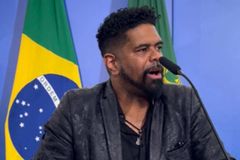 Pastor Wesley Ros sofre racismo ao utilizar a Bandeira do Brasil