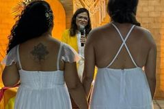 ‘Pastora' de igreja expulsa de convenção celebra união de duas mulheres