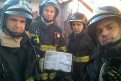 Bombeiros se emocionam ao ver Bíblia intacta após incêndio: "Poder divino"