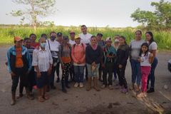 Igreja prega em lixão na Venezuela 83 pessoas que vivem lá aceitam Jesus