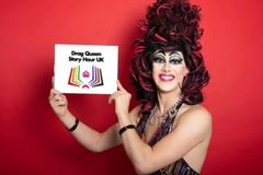 Turnê com drag queen em escolas causa protestos nos EUA