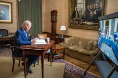 Biden assina decreto que facilita viagem de mulheres para fazer aborto