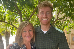 Com a mãe com câncer, filho deixa cabelo crescer e faz peruca