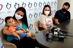 "Deus usou cada pessoa", diz pai de bebê de 11 meses salvo após se afogar em piscina