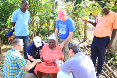 Jovens levam feiticeira a Cristo durante viagem missionária no Haiti