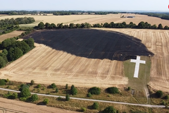 Incêndio se espalha por campo, mas deixa cruz intacta na Inglaterra
