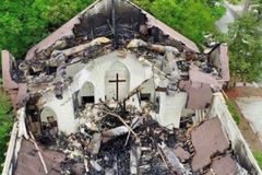Igreja desaba com incêndio, mas cruz permanece intacta e emociona fiéis