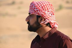 Após ver pregação online, muçulmano vai à igreja para confrontar e se rende a Jesus