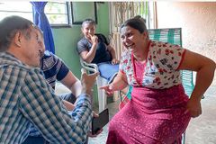 Ex-guerrilheira das Farc hoje distribui Bíblias na Colômbia