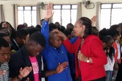 Professora aposentada recebe chamado de evangelizar nas prisões: "É uma bênção servir"