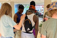 Jovens oram por homem e descobrem que ele iria se matar: "Não ignore o Espírito Santo"