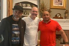 Pastor leva dois cubanos a receberem Jesus usando o Google Tradutor nos EUA