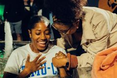 Estudantes são batizados em chafariz durante evangelismo em universidade