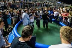 Conversões em massa em escola dos EUA intensificam avivamento