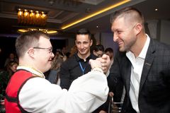 Atleta cristão homenageia jovens com necessidades especiais em noite de gala