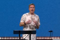 A Bíblia é machista? Pastor explica por que mulheres são chamadas de "parte mais frágil"