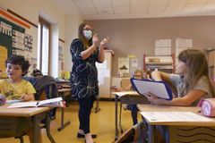 França proíbe linguagem neutra de gênero em escolas por ser prejudicial às crianças