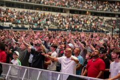 50% dos latinos nos EUA serão evangélicos até 2030, dizem pesquisadores