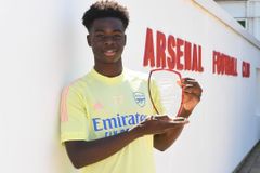 Bukayo Saka, do Arsenal, testemunha sua fé: "Deus me tem nas mãos"