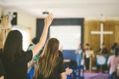 Pesquisa aponta que igrejas evangélicas latinas crescem mais que as americanas