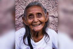 Idosa de 100 anos aceita Jesus em aldeia remota: ‘Nunca é tarde para nascer de novo’