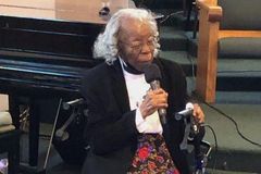 Idosa é batizada em sua igreja aos 93 anos: "Nunca é tarde demais"