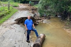 Inundações deixam devastação e pastor ajuda mais de 300 vítimas