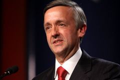 "Deus criou dois e não três gêneros", diz pastor sobre caso dos banheiros transgêneros