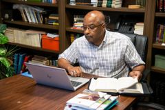 Filho leva pai a Cristo após o evangelizar por 40 anos: "Se há fôlego, ainda há tempo"