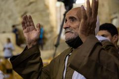 Pai e filho são esfaqueados em onda de ataques a cristãos no Egito