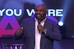 John Gray volta ao púlpito um mês após internação com risco de vida: 'Não sou o mesmo'