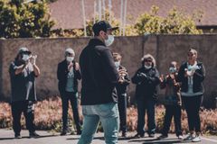 Califórnia impõe restrições a cultos ao ar livre e exige lista com nomes de participantes