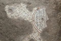 Inscrição em mosaico confirma local da casa de Pedro, conforme arqueólogos