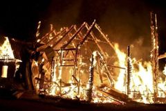 Pastor e esposa moram em tenda, após casa ser destruída por gangue em Bangladesh