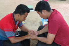 Cristão ex-muçulmano é agredido, expulso de casa e ameaçado de morte pela família