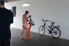 Sem roupas, professor faz ato pró-LGBT em universidade pública